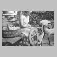 110-0030 September 1943. In der Freizeit wird Wolle gesponnen.jpg